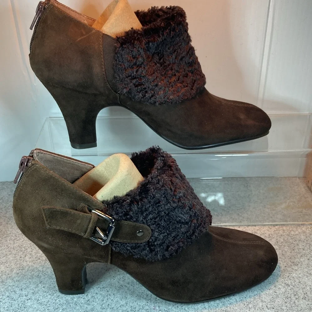 Dark chocolate brown aerosoles booties. Fur detail on‎ front 3.5” heel. Box 10